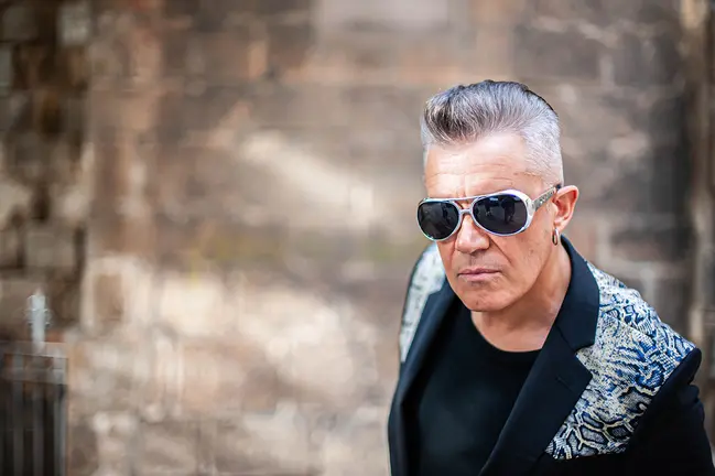 M&aacute;rtin S&aacute;nchez posa con la est&eacute;tica rockera que acompa&ntilde;a el lanzamiento de su nuevo disco, Corazones Salvajes.