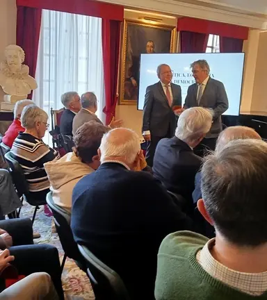 Pedro Puy Fraga conversa con el presidente de la Real Sociedad Econ&oacute;mica compostelana, Francisco Loimil Garrido, antes del inicio del coloquio celebrado en Santiago.