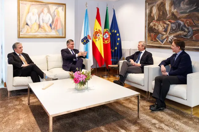 Alfonso Rueda y &Aacute;lvaro Santos durante la reuni&oacute;n institucional celebrada en Santiago para reforzar la cooperaci&oacute;n entre Galicia y el Norte de Portugal en materia de infraestructuras, fondos europeos y promoci&oacute;n conjunta del Xacobeo 2027.