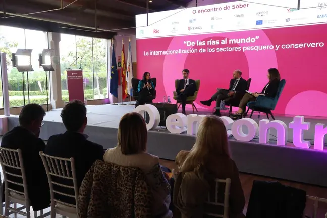 Mesa redonda celebrada en el marco del Encontro Sober 2026 bajo el t&iacute;tulo &ldquo;Das r&iacute;as ao mundo&rdquo;, centrada en la internacionalizaci&oacute;n de los sectores pesquero y conservero gallegos y en los retos de competitividad y sostenibilidad de la cadena mar-industria.
