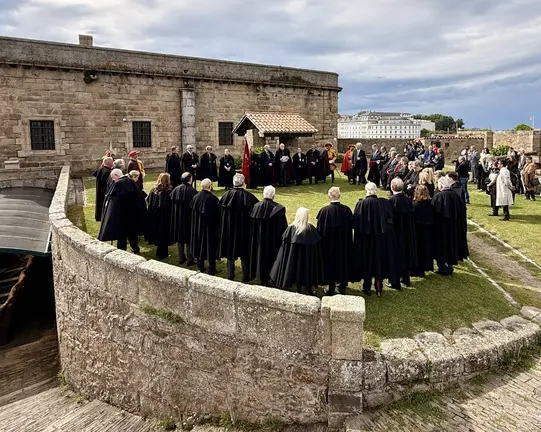 Los miembros de la Real Orden de Caballeros de Mar&iacute;a Pita posan tras el acto de investidura celebrado en la Venerable Orden Tercera de A Coru&ntilde;a.