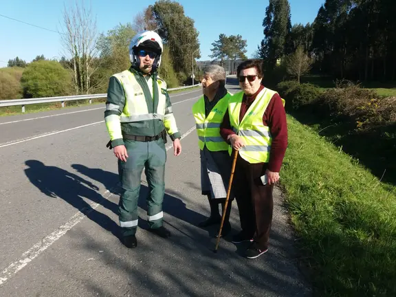 Axentes da Agrupaci&oacute;n de Tr&aacute;fico da Garda Civil entregar&aacute;n chalecos reflectantes e elementos de alta visibilidade durante a campa&ntilde;a especial da DGT dirixida aos usuarios vulnerables nas estradas galegas.