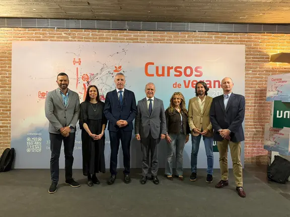 El equipo directivo de la UNED Pontevedra asisti&oacute; en Madrid a la presentaci&oacute;n oficial de los Cursos de Verano 2026 junto al rector de la UNED, Ricardo Mairal, y representantes de distintos centros de la Universidad Nacional de Educaci&oacute;n a Distancia.