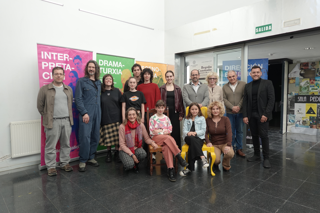 Participantes e integrantes do elenco do documental Bego&ntilde;a Caama&ntilde;o: navegar no pracer do azul durante a presentaci&oacute;n da produci&oacute;n na ESAD de Galicia, en Vigo.