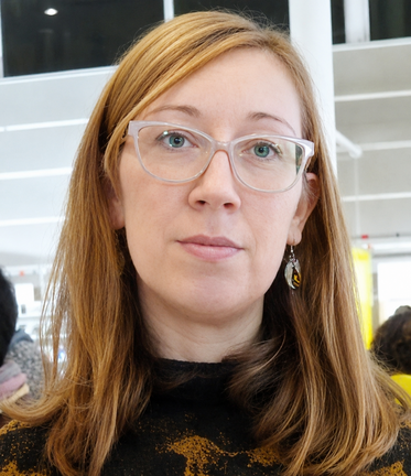 Emma Pedreira, escritora e investigadora da memoria cultural, durante unha das s&uacute;as actividades de divulgaci&oacute;n sobre os cemiterios galegos.