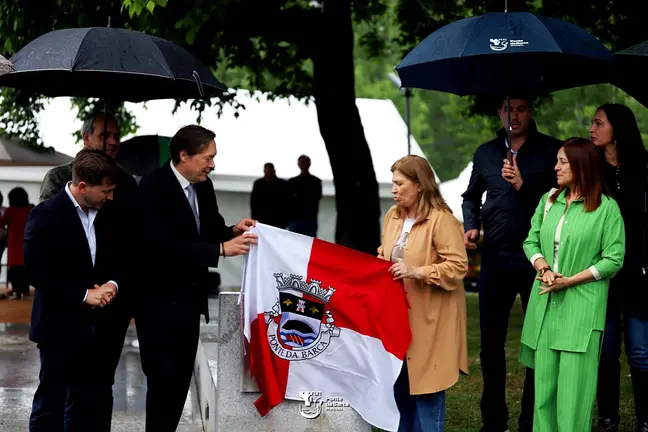 Momento del descubrimiento de la placa inaugural del nuevo espacio tur&iacute;stico y de atenci&oacute;n al visitante junto a la zona ribere&ntilde;a de Ponte da Barca.