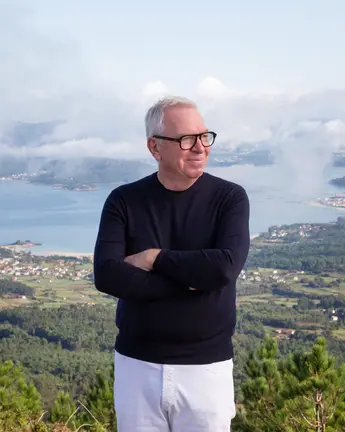 O arquitecto brit&aacute;nico David Chipperfield, Premio Pritzker 2023 e unha das grandes referencias internacionais da arquitectura contempor&aacute;nea, participar&aacute; na segunda edici&oacute;n de Proxectar, os d&iacute;as 5 e 6 de xu&ntilde;o en Nigr&aacute;n.