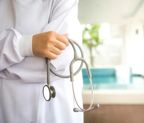 Un profesional sanitario sostiene un estetoscopio en una imagen representativa del refuerzo de la inspecci&oacute;n m&eacute;dica y la gesti&oacute;n de las bajas laborales impulsada por la Xunta de Galicia.