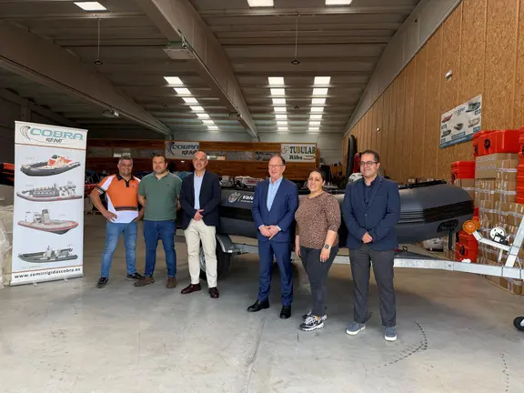 Representantes de Nauticol y del Ayuntamiento de Valen&ccedil;a posan junto a la embarcaci&oacute;n semirr&iacute;gida donada al Servicio Municipal de Protecci&oacute;n Civil para reforzar las labores de emergencia e intervenci&oacute;n en el r&iacute;o Mi&ntilde;o.