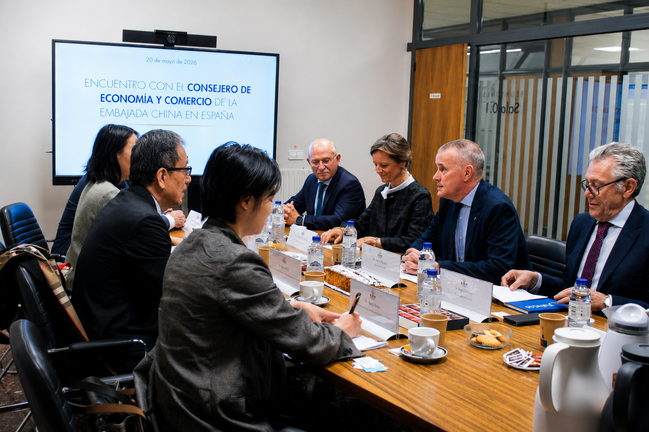 Representantes de la Confederaci&oacute;n Empresarial de Pontevedra y de la Embajada de China en Espa&ntilde;a mantuvieron un encuentro institucional en la sede de la CEP para analizar nuevas oportunidades de colaboraci&oacute;n econ&oacute;mica y comercial entre la provincia pontevedresa y el mercado asi&aacute;tico.