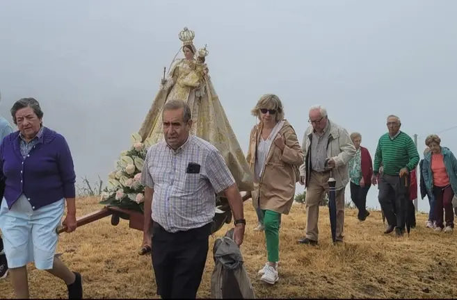A tradicional subida da Virxe da Gu&iacute;a ata a s&uacute;a capela, unha romar&iacute;a cargada de fe, emoci&oacute;n e fonda devoci&oacute;n popular no coraz&oacute;n do Pi&ntilde;eiro.