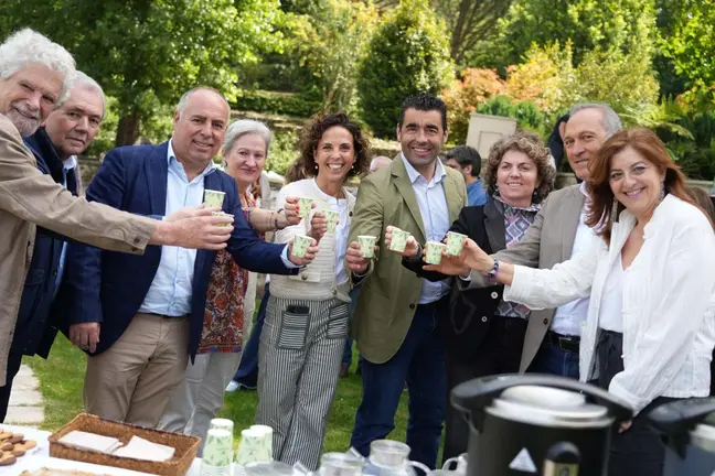 Representantes institucionales y participantes brindan con infusiones de T&eacute;Areeiro durante la celebraci&oacute;n del D&iacute;a Internacional del T&eacute; en la Estaci&oacute;n Fitopatol&oacute;gica de Areeiro, en Pontevedra.