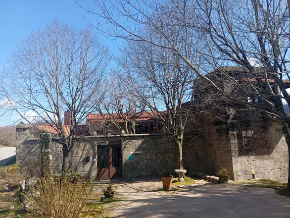 A antiga casa reitoral de Fofe, hoxe reconvertida en establecemento de turismo rural, conserva o valor hist&oacute;rico dun dos edificios m&aacute;is emblem&aacute;ticos da parroquia.