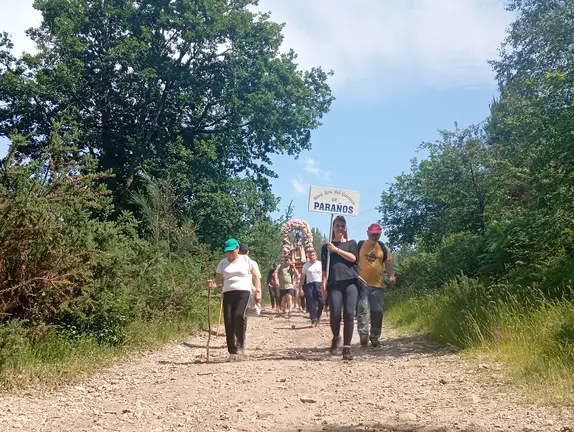 Romeiros da parroquia de Para&ntilde;os iniciaron a tradicional subida &aacute; Franqueira acompa&ntilde;ando a s&uacute;a imaxe relixiosa polos cami&ntilde;os de monte nunha das escenas m&aacute;is simb&oacute;licas das Pascuillas.