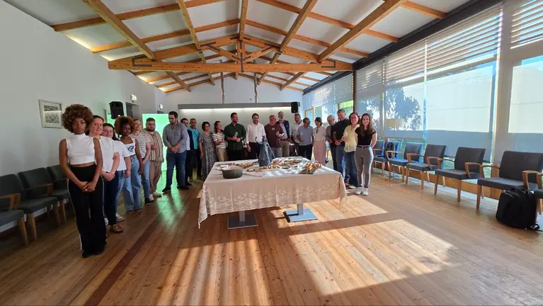 Restauradores y bodegueros presentes para impulsar nuevas propuestas culinarias vinculadas a los productos locales y al vino verde de la casta Loureiro, uno de los grandes referentes vitivin&iacute;colas del municipio. R. LEDO.