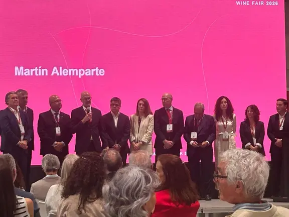 Mart&iacute;n Alemparte particip&oacute; en la inauguraci&oacute;n de WineMad 2026, donde la Xunta promociona los vinos gallegos con un espacio expositivo propio y la presencia de 22 bodegas de las distintas denominaciones de origen e indicaciones geogr&aacute;ficas protegidas de Galicia.