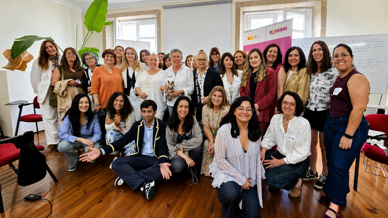 Participantes y ponentes posan al t&eacute;rmino de la jornada celebrada en A Coru&ntilde;a, centrada en la igualdad, la diversidad y el respeto como herramientas para avanzar hacia una sociedad libre de violencia de g&eacute;nero. R. LEDO.