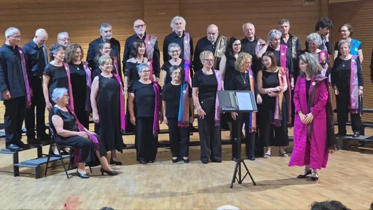 La Coral Polif&oacute;nica Casto Sampedro, dirigida por Mar&iacute;a Oliveira da Silva, durante su concierto de presentaci&oacute;n en el Multiusos da Xunqueira de Redondela, donde ofreci&oacute; un repertorio que combin&oacute; m&uacute;sica gallega, sacra, habaneras y composiciones de distintas tradiciones del mundo.