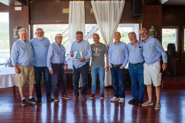 La tripulaci&oacute;n del "Cassandra", vencedor en Veteranos Cl&aacute;sicos, recibe su premio de manos del directivo del RCM Aguete, Joaqu&iacute;n Casal (4&ordm; por la dcha.)