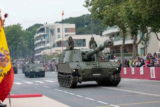 Un ob&uacute;s autopropulsado del Ej&eacute;rcito de Tierra desfila por la avenida de Samil durante el acto central del D&iacute;a de las Fuerzas Armadas celebrado en Vigo, ante miles de espectadores que siguieron el paso de las unidades y veh&iacute;culos militares. MINISTERIO DEL INTERIOR