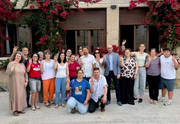 Participantes, familias acogedoras y representantes institucionales durante la jornada de convivencia y respiro familiar organizada por Acougo en O Carballi&ntilde;o, coincidiendo con la celebraci&oacute;n del D&iacute;a Mundial del Acogimiento Familiar.