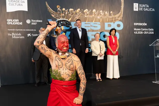 El artista maor&iacute; Georges Nuku protagoniz&oacute; la ceremonia tradicional que sirvi&oacute; como apertura oficial de la exposici&oacute;n Voces del Pac&iacute;fico. Innovaci&oacute;n y tradici&oacute;n en el Museo Centro Gai&aacute;s de la Cidade da Cultura, acompa&ntilde;ado por representantes de la Xunta de Galicia y del British Museum.