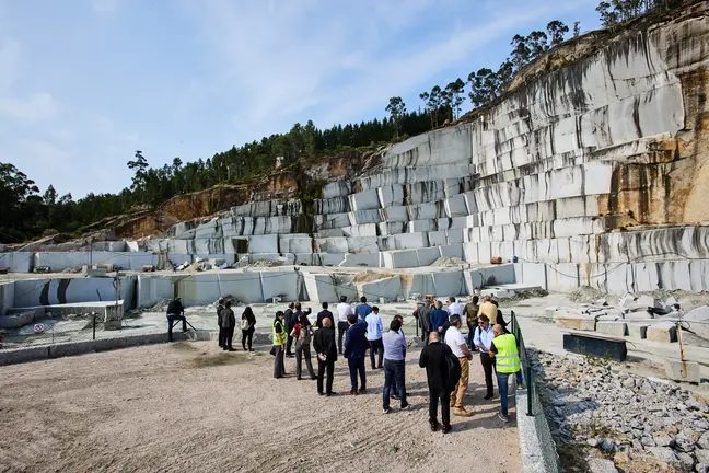 Visita de profesionales y representantes del sector a una cantera de piedra natural en Galicia, una de las actividades vinculadas a Stonegal para mostrar el potencial extractivo e industrial de una comunidad l&iacute;der en la producci&oacute;n de granito y pizarra.