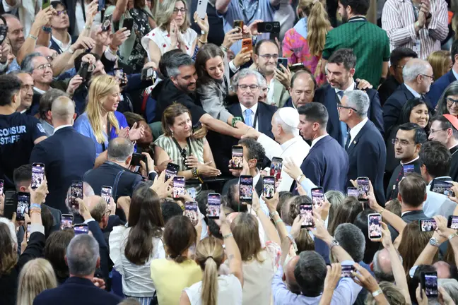 Antes del inicio del acto, Le&oacute;n XIV rompi&oacute; el protocolo previsto para recorrer los pasillos del Movistar Arena y saludar personalmente a numerosos asistentes. GABRIEL GONZ&Aacute;LEZ-ANDR&Iacute;O.