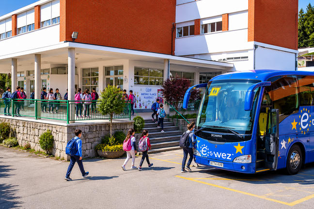 Un autob&uacute;s de transporte escolar realiza a recollida e traslado do alumnado no CEIP Antonio Blanco Rodr&iacute;guez de Covelo, un servizo fundamental para garantir o acceso &aacute; educaci&oacute;n dos estudantes procedentes das distintas parroquias do municipio e da s&uacute;a contorna.