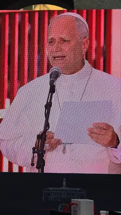 O papa Le&oacute;n XIV aparece nunha das pantallas xigantes instaladas durante a vixilia celebrada en Madrid. R. LEDO.