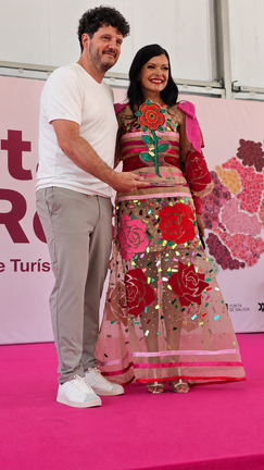 A alcaldesa de Mos, Nidia Ar&eacute;valo, entrega un obsequio ao pregoeiro desta edici&oacute;n da Festa da Rosa, o actor e humorista Touri&ntilde;&aacute;n. R. LEDO.