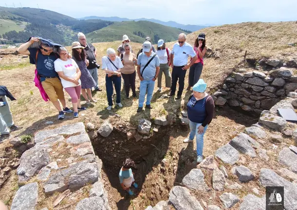 La arque&oacute;loga Rebeca Blanco-Rotea explica a los asistentes los trabajos arqueol&oacute;gicos realizados en el Forte do Bragandelo y la importancia hist&oacute;rica de este conjunto defensivo.