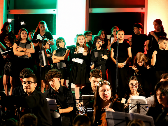 Alumnos de la Academia de M&uacute;sica de Ponte da Barca protagonizaron el espect&aacute;culo de clausura del a&ntilde;o lectivo, una gala que reuni&oacute; a 136 participantes sobre el escenario y combin&oacute; m&uacute;sica, interpretaci&oacute;n y talento joven.