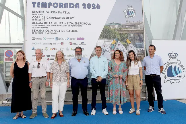 Representantes da Real Federaci&oacute;n Galega de Vela, da Xunta de Galicia, da Deputaci&oacute;n de Pontevedra, do Concello de Vilagarc&iacute;a e doutras entidades colaboradoras participaron na presentaci&oacute;n da Copa Galicia de Vela 2026, que reunir&aacute; m&aacute;is de 240 regatistas no Centro Galego de Vela.