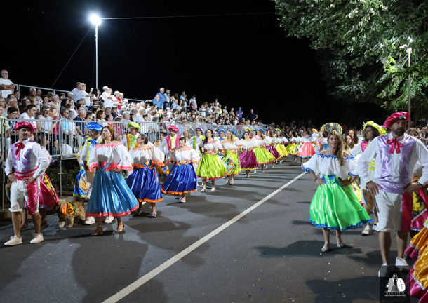 Las Marchas Sanjuaninas llenaron de m&uacute;sica, color y tradici&oacute;n la Avenida Marginal de Arcos de Valdevez ante centenares de vecinos y visitantes.