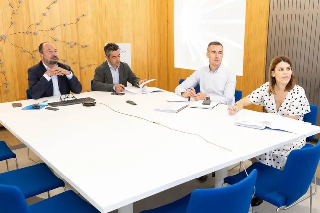 El director de Turismo de Galicia, Xos&eacute; Merelles (segundo por la izquierda), participa en la primera reuni&oacute;n de la Comisi&oacute;n Interadministrativa del Xacobeo 2027, &oacute;rgano encargado de coordinar el programa del A&ntilde;o Santo y gestionar los incentivos fiscales para las empresas colaboradoras.