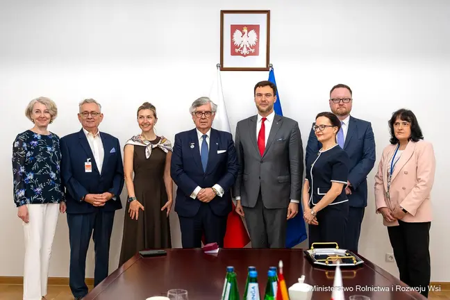 Juan Manuel Vieites, presidente de la Confederaci&oacute;n de Empresarios de Galicia (CEG) y c&oacute;nsul honorario de Polonia, posa junto al viceministro de Agricultura y Desarrollo Rural de Polonia, Adam Nowak, y representantes institucionales de ambos pa&iacute;ses durante el encuentro celebrado en Varsovia tras la entrega de la Distinci&oacute;n Honor&iacute;fica al M&eacute;rito en la Agricultura.