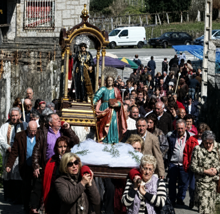 Procesi&oacute;n de San Beniti&ntilde;o de P&iacute;as, unha das tradici&oacute;ns relixiosas m&aacute;is arraigadas da parroquia ponteare&aacute;.