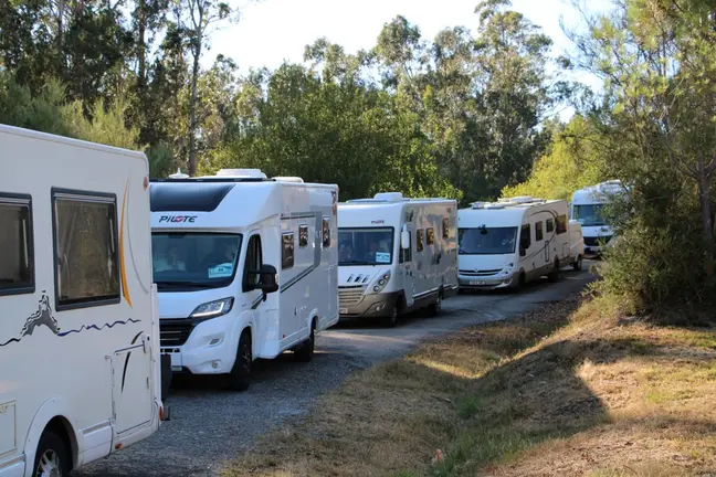Las autocaravanas de la X Ruta Yakart &ldquo;Camino de Santiago&rdquo; avanzan en caravana durante su etapa por Sabucedo, antes de continuar rumbo a Pontevedra.