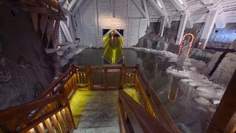 La Gruta J&oacute;zef Piłsudski guarda una de las historias m&aacute;s sobrecogedoras de Wieliczka. En este lago subterr&aacute;neo, donde anta&ntilde;o se realizaban peque&ntilde;os recorridos en barca, un accidente acab&oacute; con la vida de varios visitantes al volcar la embarcaci&oacute;n y quedar atrapados bajo ella. La elevada salinidad del agua impidi&oacute; que se hundieran, pero no evit&oacute; que murieran asfixiados. Desde entonces, los paseos desaparecieron y, junto al lago, la imagen de San Juan Nepomuceno recuerda la protecci&oacute;n que los mineros siempre buscaron frente al agua, el mayor peligro de la explotaci&oacute;n.