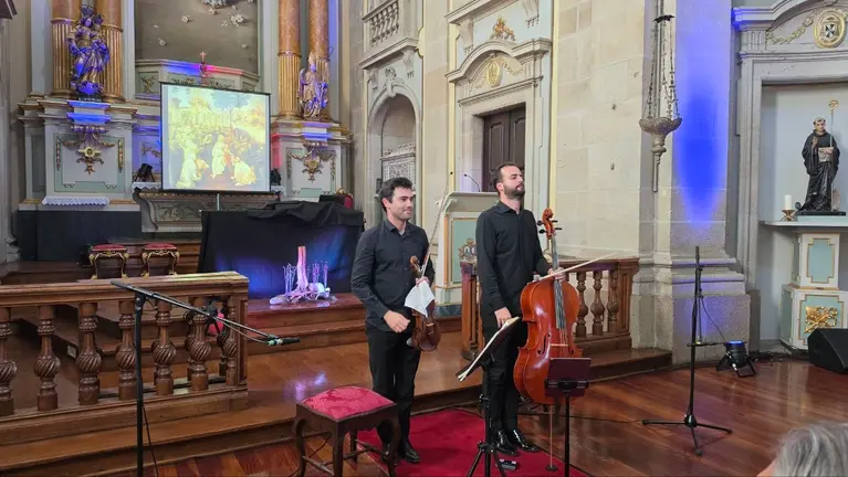 Francisco Lima, al viol&iacute;n, y Fernando Costa, al violonchelo, durante la interpretaci&oacute;n de Pilgrims of Time! With Bach en la iglesia de San Marcos, donde la m&uacute;sica de Bach dialog&oacute; con la creaci&oacute;n art&iacute;stica en directo.