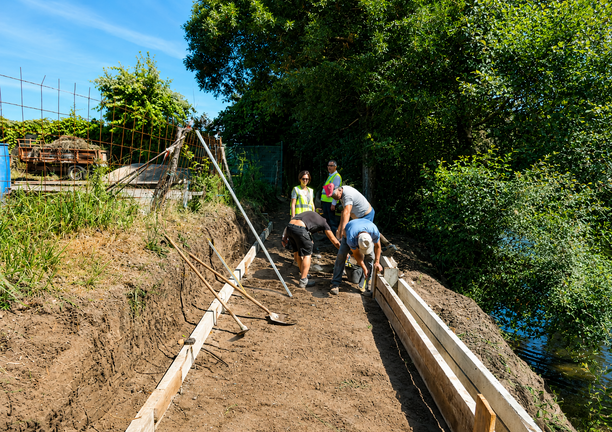 Trabajos de rehabilitaci&oacute;n en las m&aacute;rgenes del r&iacute;o Vez, donde el Ayuntamiento de Arcos de Valdevez mejora los pavimentos y pasarelas de la Ecov&iacute;a para reforzar la seguridad, la accesibilidad y la integraci&oacute;n paisaj&iacute;stica del recorrido.