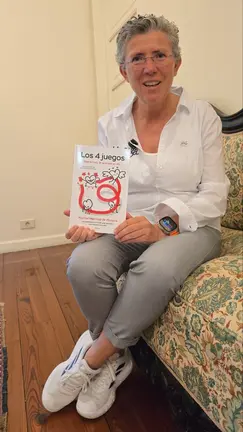 Maribel Mart&iacute;nez de Murgu&iacute;a posa con su &uacute;ltimo libro, Los cuatro juegos, una obra que da forma a la filosof&iacute;a de S&iacute;lovers y propone convertir las experiencias positivas en motor de crecimiento personal y social.