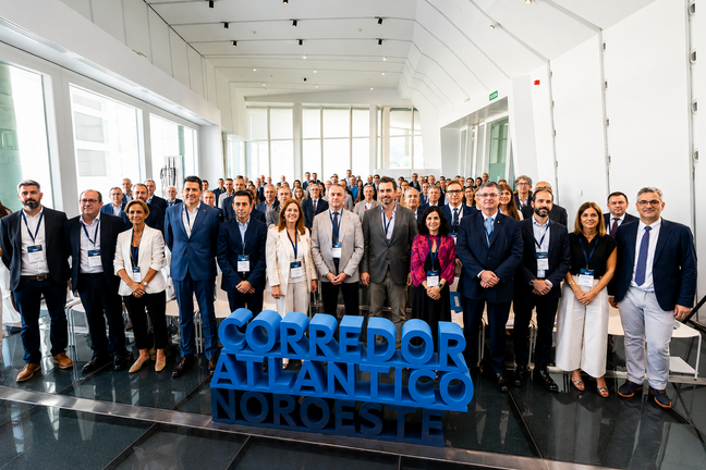Representantes institucionales y empresariales de Galicia, el Norte de Portugal y Castilla y Le&oacute;n participaron en la presentaci&oacute;n del proyecto europeo POCTEP para impulsar el Corredor Atl&aacute;ntico del Noroeste y acelerar la conexi&oacute;n ferroviaria transfronteriza entre Vigo y Oporto.