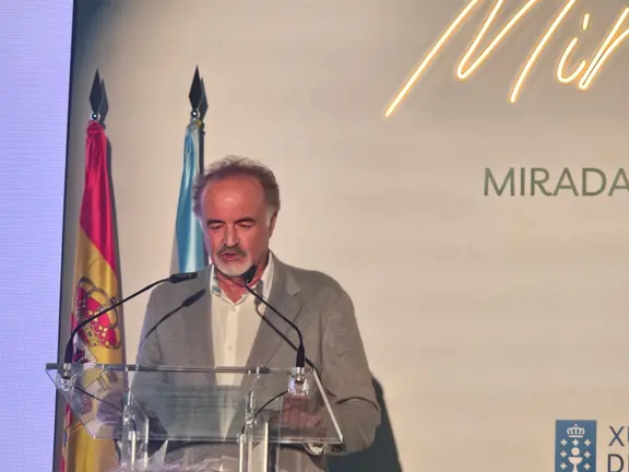 Acto de presentaci&oacute;n de Miradas do Cami&ntilde;o, de Manuel Quintana Martelo, en la Cidade da Cultura, con la intervenci&oacute;n institucional en un escenario concebido como una evocaci&oacute;n visual y espiritual de la ruta jacobea.