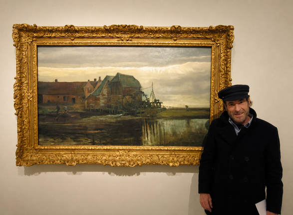 Diego de Gir&aacute;ldez, durante una visita al Museo Nacional Thyssen-Bornemisza de Madrid, junto a una de las obras expuestas en sus salas.