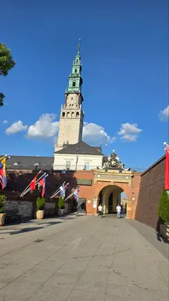 Acceso principal al santuario-monasterio de Jasna G&oacute;ra, en Częstochowa (Polonia), presidido por su emblem&aacute;tica torre campanario de 106 metros, uno de los grandes s&iacute;mbolos espirituales y nacionales del pa&iacute;s, que cada a&ntilde;o recibe a millones de peregrinos procedentes de todo el mundo.
