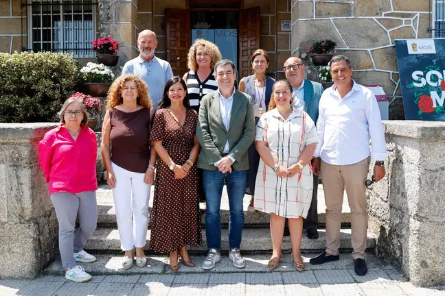 Representantes de la Xunta y del Concello de Mos, tras la firma del convenio para implantar el ciclo de grado medio de Soldadura y Calderer&iacute;a en el Instituto de Mos a partir del curso 2026/27.