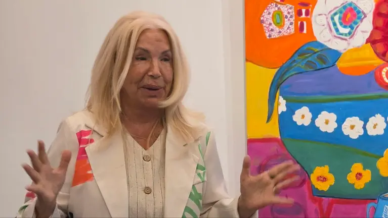 Carmen Touza explica al p&uacute;blico el proceso creativo de Or&aacute;culo 2 durante la inauguraci&oacute;n de la exposici&oacute;n. R. LEDO.