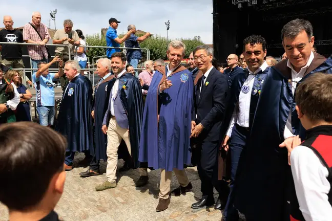 Alfonso Rueda, acompa&ntilde;ado por autoridades y miembros del Cap&iacute;tulo Seren&iacute;simo del Albari&ntilde;o, durante los actos centrales de la fiesta en Cambados.
